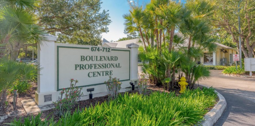 Commercial property in Jensen Beach, Florida № 1154107