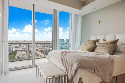 Condo in Sunny Isles Beach, Florida, 3 bedrooms  № 2010462 - photo 15