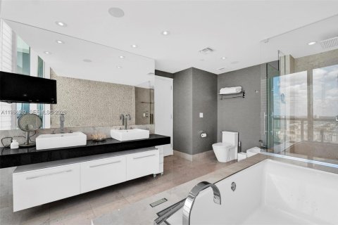 Condo in Sunny Isles Beach, Florida, 3 bedrooms  № 2010462 - photo 17