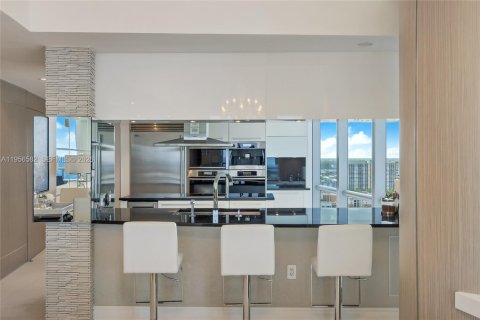 Condo in Sunny Isles Beach, Florida, 3 bedrooms  № 2010462 - photo 10