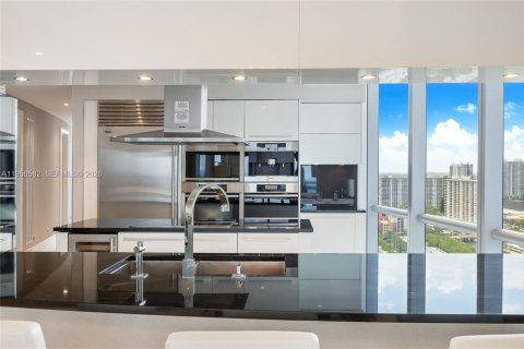 Condo in Sunny Isles Beach, Florida, 3 bedrooms  № 2010462 - photo 9
