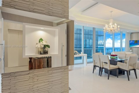 Condo in Sunny Isles Beach, Florida, 3 bedrooms  № 2010462 - photo 11