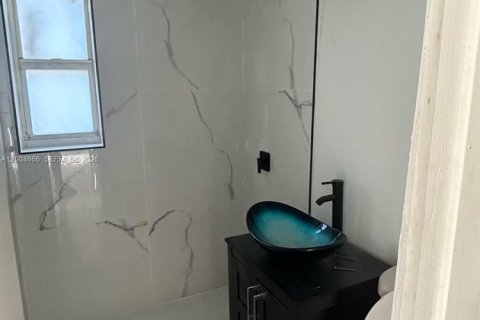 House in Miami Gardens, Florida 4 bedrooms, 122.91 sq.m. № 2069544