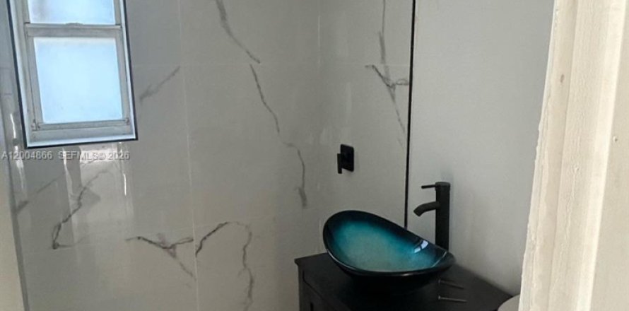 House in Miami Gardens, Florida 4 bedrooms, 122.91 sq.m. № 2069544