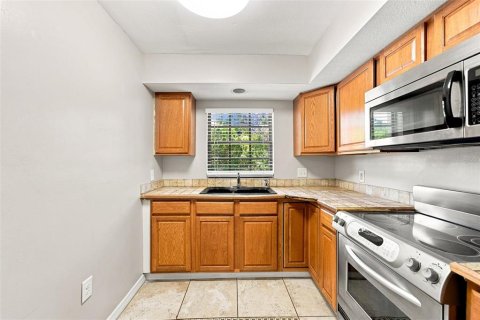 Condo in Largo, Florida, 2 bedrooms  № 2100067 - photo 11