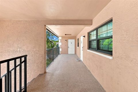 Condo in Largo, Florida, 2 bedrooms  № 2100067 - photo 5