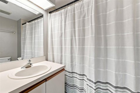 Condo in Largo, Florida, 2 bedrooms  № 2100067 - photo 23