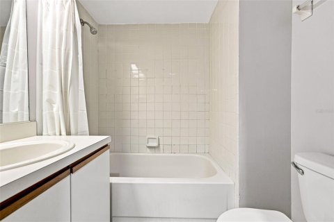 Condo in Largo, Florida, 2 bedrooms  № 2100067 - photo 24