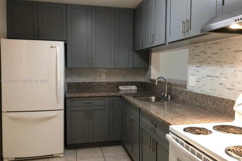 Condo in Miami, Florida, 2 bedrooms  № 2068106 - photo 3