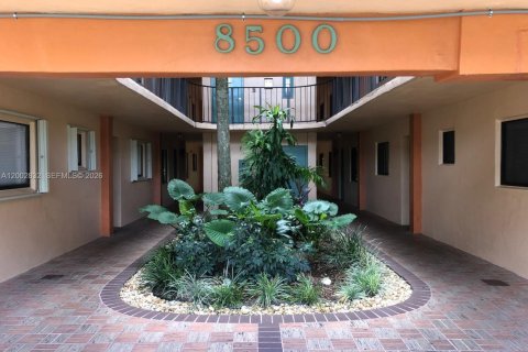 Condo in Miami, Florida, 2 bedrooms  № 2068106 - photo 2