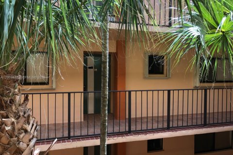 Condo in Miami, Florida, 2 bedrooms  № 2068106 - photo 5