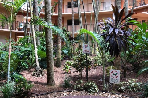 Condo in Miami, Florida, 2 bedrooms  № 2068106 - photo 9