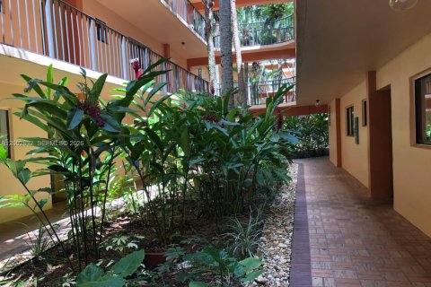 Condo in Miami, Florida, 2 bedrooms  № 2068106 - photo 8