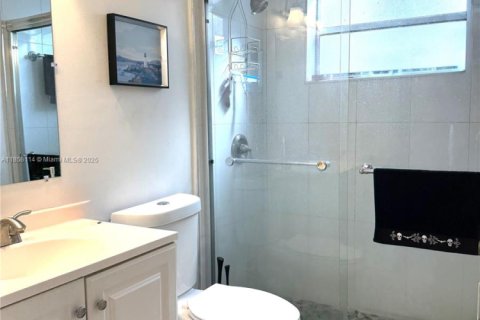 House in Miami, Florida 4 bedrooms, 165.74 sq.m. № 2012972 - photo 18