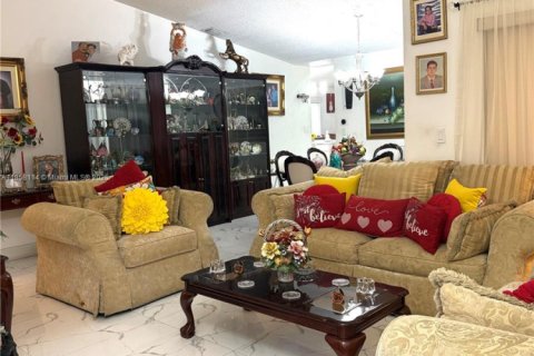 House in Miami, Florida 4 bedrooms, 165.74 sq.m. № 2012972 - photo 4