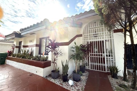 House in Miami, Florida 4 bedrooms, 165.74 sq.m. № 2012972