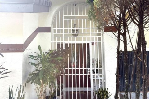 House in Miami, Florida 4 bedrooms, 165.74 sq.m. № 2012972 - photo 2