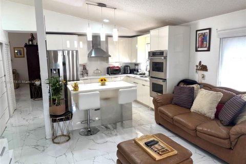 House in Miami, Florida 4 bedrooms, 165.74 sq.m. № 2012972 - photo 11