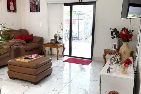 House in Miami, Florida 4 bedrooms, 165.74 sq.m. № 2012972 - photo 9