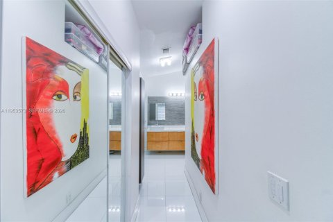 House in Hollywood, Florida 3 bedrooms, 153.1 sq.m. № 2009650 - photo 25