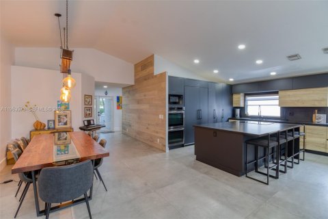 House in Hollywood, Florida 3 bedrooms, 153.1 sq.m. № 2009650 - photo 7