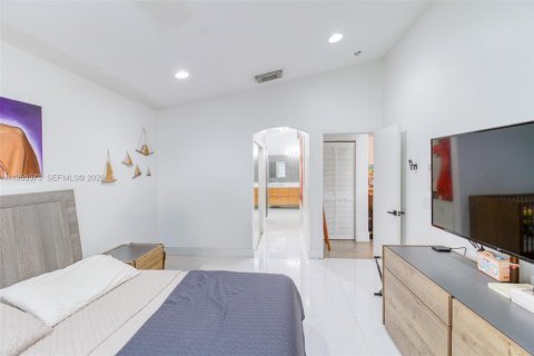 House in Hollywood, Florida 3 bedrooms, 153.1 sq.m. № 2009650 - photo 24