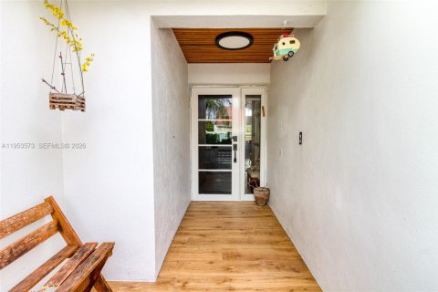 House in Hollywood, Florida 3 bedrooms, 153.1 sq.m. № 2009650 - photo 3