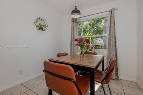 House in Weston, Florida 3 bedrooms, 133.59 sq.m. № 1983074 - photo 23