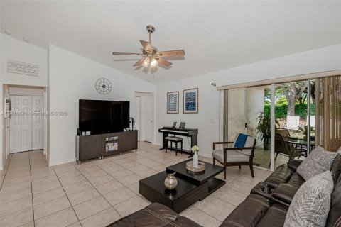 House in Weston, Florida 3 bedrooms, 133.59 sq.m. № 1983074 - photo 29