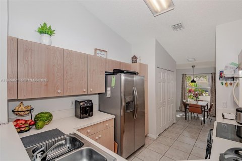 House in Weston, Florida 3 bedrooms, 133.59 sq.m. № 1983074 - photo 25