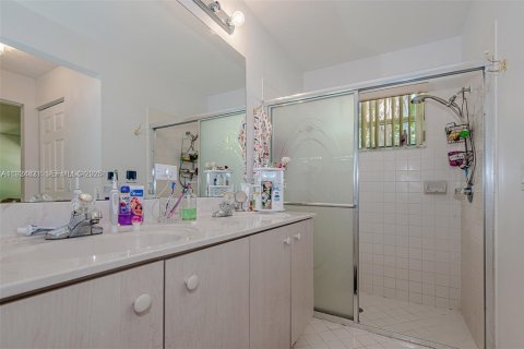 House in Weston, Florida 3 bedrooms, 133.59 sq.m. № 1983074 - photo 18