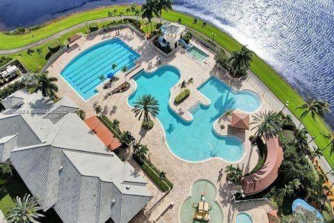 House in Weston, Florida 3 bedrooms, 133.59 sq.m. № 1983074