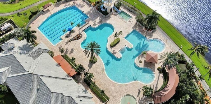 House in Weston, Florida 3 bedrooms, 133.59 sq.m. № 1983074