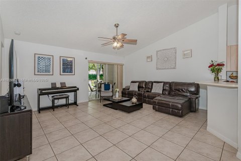 House in Weston, Florida 3 bedrooms, 133.59 sq.m. № 1983074 - photo 30