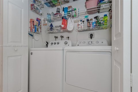 House in Weston, Florida 3 bedrooms, 133.59 sq.m. № 1983074 - photo 22