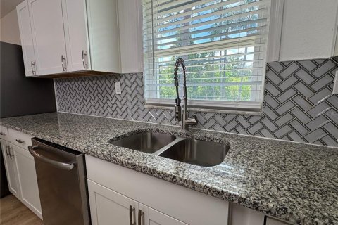 House in Brandon, Florida 4 bedrooms, 171.5 sq.m. № 2309945 - photo 16
