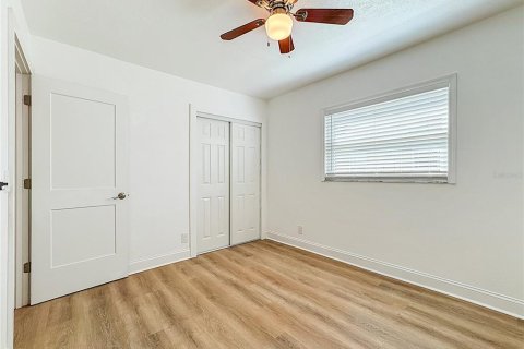 House in Brandon, Florida 4 bedrooms, 171.5 sq.m. № 2309945 - photo 25