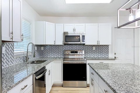 House in Brandon, Florida 4 bedrooms, 171.5 sq.m. № 2309945 - photo 15