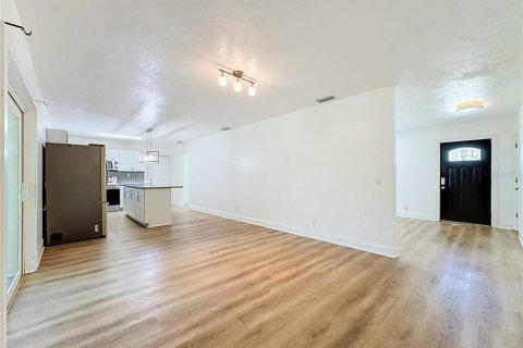 House in Brandon, Florida 4 bedrooms, 171.5 sq.m. № 2309945 - photo 11