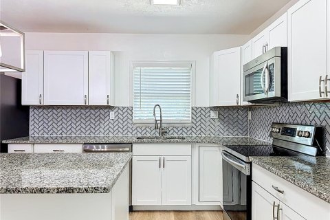 House in Brandon, Florida 4 bedrooms, 171.5 sq.m. № 2309945 - photo 17
