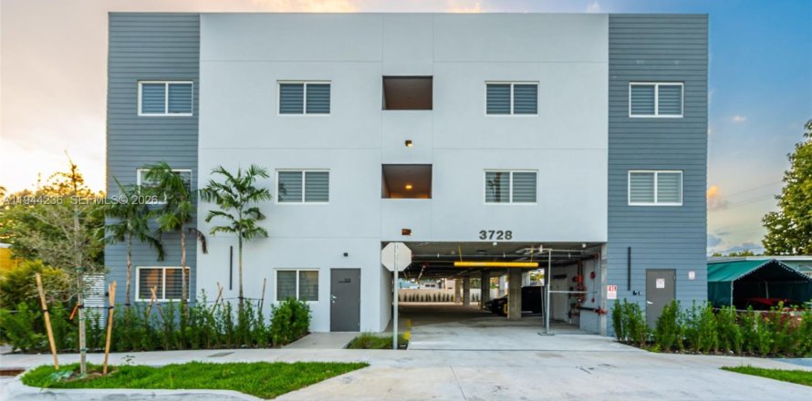 Apartment in Miami, Florida 2 bedrooms, 82.87 sq.m. № 2000712