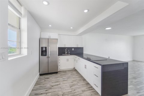 Condo in Aventura, Florida, 1 bedroom № 2242363 - photo 10