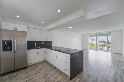 Condo in Aventura, Florida, 1 bedroom № 2242363 - photo 9