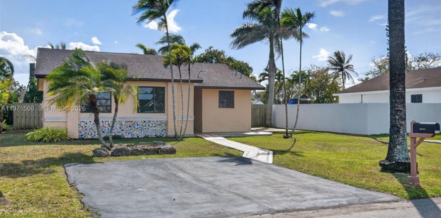 House in Homestead, Florida 3 bedrooms, 100.8 sq.m. № 2036414