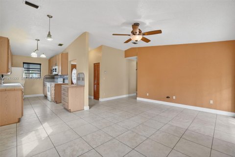 House in Homestead, Florida 3 bedrooms, 100.8 sq.m. № 2036414 - photo 10