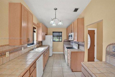 House in Homestead, Florida 3 bedrooms, 100.8 sq.m. № 2036414 - photo 6