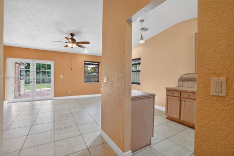 House in Homestead, Florida 3 bedrooms, 100.8 sq.m. № 2036414 - photo 5
