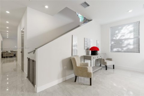 Immobilier commercial à vendre à Miami, Floride: 464.51 m2 № 1940306 - photo 10