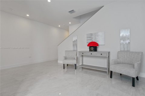 Immobilier commercial à vendre à Miami, Floride: 464.51 m2 № 1940306 - photo 8