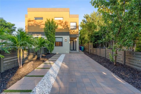 Immobilier commercial à vendre à Miami, Floride: 464.51 m2 № 1940306 - photo 1